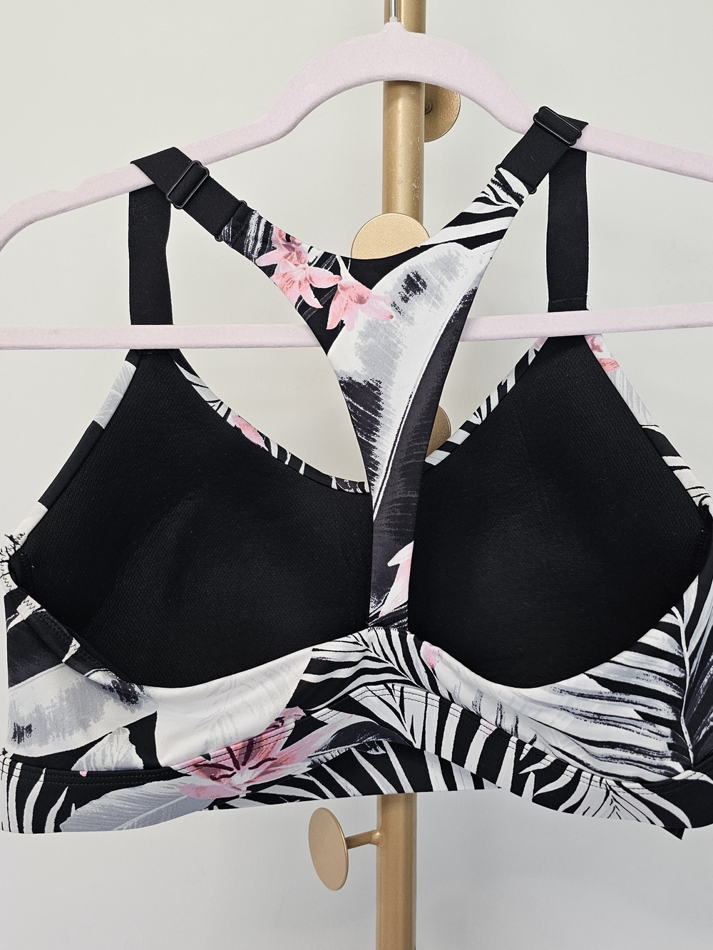Victoria Sport Tropical Floral Sports Bra
Size Large - Picture 2 of 6